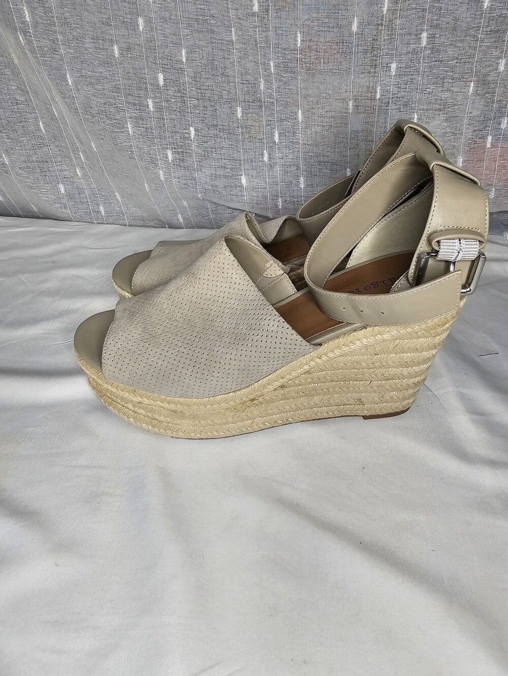 Indigo Rd Women's Taupe Open-Toe Ankle Strap Platform Sandals. Sz 8.5